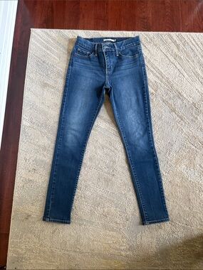 Levi’s 311 shaping Skinny Jeans in Medium Blue size 26x28